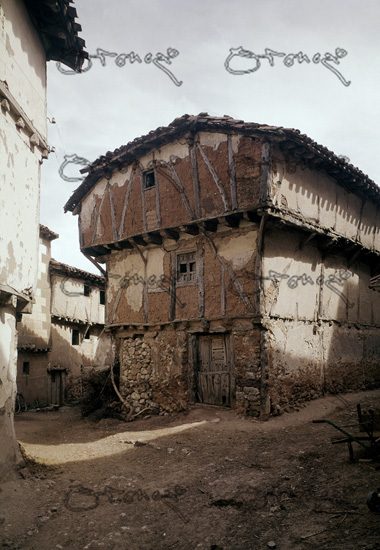 Casa De Pueblo Constuida En Piedra Y Adobe Con Estructura De Madera - Foto Aos 60
