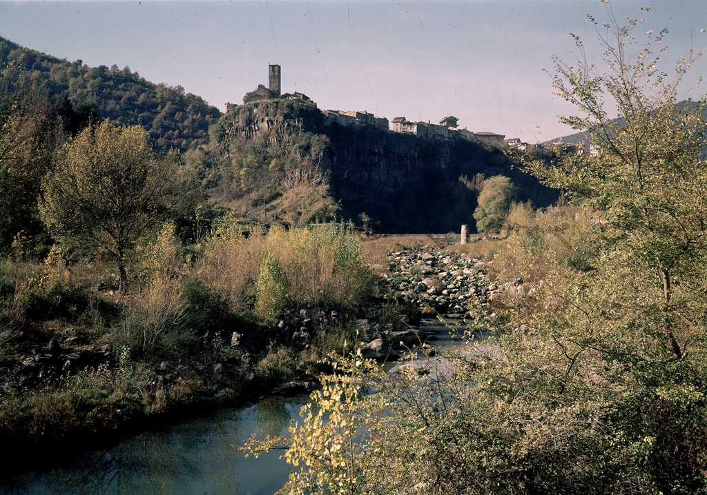 Castellfollit De La Roca Pueblo Situado Sobre Una Pared Basaltica