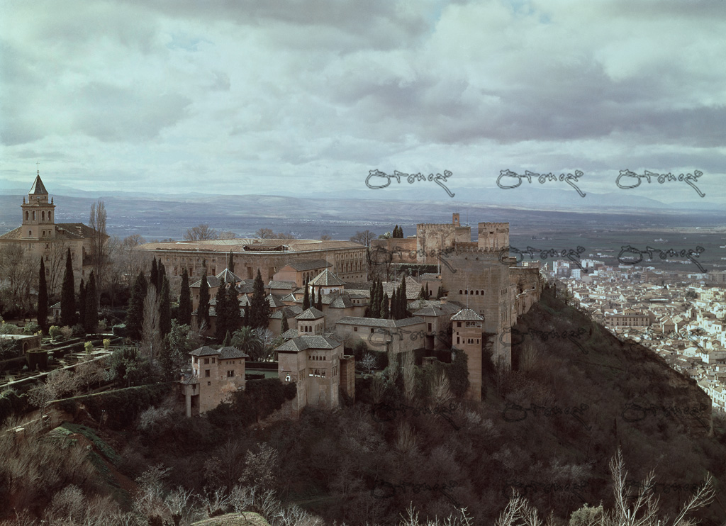 Panoramica De La Alhambra Y Palacio De Carlos V Desde La Silla Del Moro